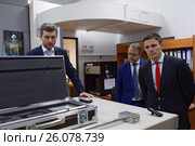Руководитель агентства по техническому регулированию и метрологии Алексей Владимирович Абрамов (справа) во время посещения ВНИИМ им. Д.И. Менделеева (2017 год). Редакционное фото, фотограф Stockphoto / Фотобанк Лори
