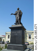Восстановленный памятник Александру I в Таганроге на фоне Центробанка (2016 год). Редакционное фото, фотограф Светлана Шимкович / Фотобанк Лори