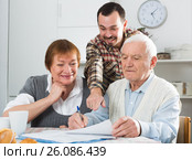 Elderly couple and social employee. Стоковое фото, фотограф Яков Филимонов / Фотобанк Лори