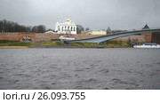 Сумрачный апрельский день на реке Волхов. Вид на кремль Великого Новгорода, Россия (2017 год). Стоковое видео, видеограф Виктор Карасев / Фотобанк Лори