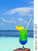 Glass of drink is on a beach table. Стоковое фото, фотограф М / Фотобанк Лори