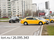 ДТП с такси и легковым автомобилем под эстакадой на Варшавском шоссе (2017 год). Редакционное фото, фотограф Сергей Спритнюк / Фотобанк Лори