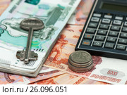 Покупка недвижимости с помощью ипотеки. Ключ от квартиры и калькулятор лежат на пятитысячных купюрах. Стоковое фото, фотограф Игорь Низов / Фотобанк Лори