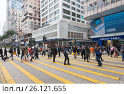 People cross a road in Tsim Sha Tsui, Hong Kong (2017 год). Редакционное фото, фотограф Александр Подшивалов / Фотобанк Лори