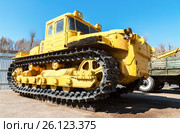 Heavy yellow construction bulldozer. Closeup view of old caterpillar tractor. Стоковое фото, фотограф FotograFF / Фотобанк Лори