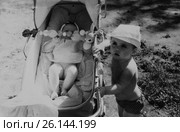 Младенец в коляске и малыш рядом. 1964 год. (2017 год). Редакционное фото, фотограф Светлана Попова / Фотобанк Лори