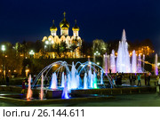 Cвето-музыкальные фонтаны на Стрелке, Ярославль, Золотое кольцо, Россия (2017 год). Редакционное фото, фотограф Илья Бесхлебный / Фотобанк Лори