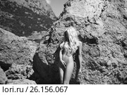 Молодая сексуальная девушка загорает с голым телом на нудистском пляже на фоне моря. Обнаженная красивая женщина с идеальной фигурой раздевается на природе. эротика с длинноволосой голой моделью занимающейся нудизмом. Стоковое фото, фотограф Майер Георгий Владимирович / Фотобанк Лори
