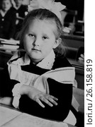 Первоклассница в парадной форме сидит за партой. 1980 год. (2015 год). Редакционное фото, фотограф Светлана Попова / Фотобанк Лори