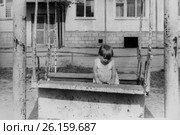 Девочка на железных качелях во дворе дома. 1988 год. (2017 год). Редакционное фото, фотограф Светлана Попова / Фотобанк Лори