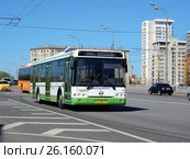 Городской автобус на следует по маршруту. Электрозаводский мост. Район Соколиная гора. Москва (2017 год). Редакционное фото, фотограф lana1501 / Фотобанк Лори