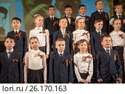 Дети школьники поют в хоре на концерте (2017 год). Редакционное фото, фотограф Кекяляйнен Андрей / Фотобанк Лори