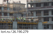 Construction site in the evening. The brigade makes the embedded elements of metal structures. (2017 год). Редакционное видео, видеограф Игорь Усачев / Фотобанк Лори