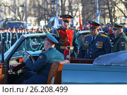 Военные рассматривают автомобиль ЗиЛ-117В на Дворцовой площади во время репетиции парада в честь Дня Победы. Город Санкт-Петербург (2017 год). Редакционное фото, фотограф Григорий Писоцкий / Фотобанк Лори