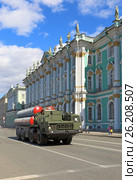 Российская модернизированная зенитная ракетная система СПУ С-300 ПМ едет по Дворцовой набережной на репетицию парада в честь Дня Победы. Город Санкт-Петербург (2017 год). Редакционное фото, фотограф Григорий Писоцкий / Фотобанк Лори