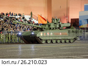 Ночная репетиция парада на Красной площади в честь 72-й годовщины Победы в Великой отечественной войне. Российский танк Т-14 "Армата" (2017 год). Редакционное фото, фотограф Игорь Долгов / Фотобанк Лори