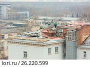 Ремонт крыши в многоэтажном доме (2017 год). Редакционное фото, фотограф Сергей Ревич / Фотобанк Лори