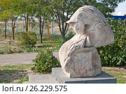 Скульптура "Ход конем" рядом с City-Chess ("Город шахмат"). Элиста. Калмыкия (2008 год). Редакционное фото, фотограф Румянцева Наталия / Фотобанк Лори
