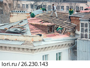 Замена обрешетки крыши в многоквартирном доме (2017 год). Редакционное фото, фотограф Сергей Ревич / Фотобанк Лори