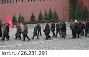 5 марта 2017 - коммунисты несут цветы на могилу Сталина в день его смерти. Редакционное видео, видеограф Овсеенко Надежда / Фотобанк Лори