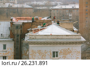 Ремонт железной крыши в Москве (2017 год). Редакционное фото, фотограф Сергей Ревич / Фотобанк Лори