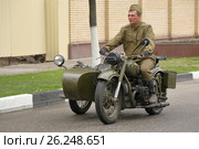 Солдат на мотоцикле Урал М-62 с коляской. Празднование Дня Победы 9 мая в Пятигорске, Россия (2017 год). Редакционное фото, фотограф Александр Степанов / Фотобанк Лори