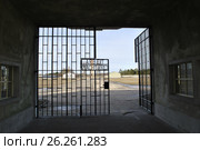 Нацистский концентрационный лагерь Заксенхаузен (Sachsenhausen). Вывеска над воротами лагеря "Arbeit macht frei" (работа делает свободным). Германия, Ораниенбург (2012 год). Редакционное фото, фотограф Яковлев Сергей / Фотобанк Лори