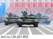 Российский танк Т-72Б3 на генеральной репетиции парада в честь Дня Победы. Дворцовая площадь. Санкт-Петербург. (2017 год). Редакционное фото, фотограф Роман Рожков / Фотобанк Лори