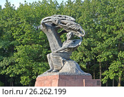Памятник Фредерику Шопену на фоне деревьев. Варшава, Польша (2014 год). Стоковое фото, фотограф Ирина Борсученко / Фотобанк Лори