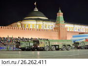 Ночная репетиция парада на Красной площади в честь 72-й годовщины Дня Победы. Оперативно-тактический ракетный комплекс (ОТРК) Искандер (2017 год). Редакционное фото, фотограф Игорь Долгов / Фотобанк Лори