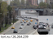 Москва река, Новоспасский мост и дома в южнопортовом районе (2017 год). Редакционное фото, фотограф Дмитрий Неумоин / Фотобанк Лори
