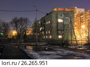 Старый типовой пятиэтажный дом возле сквера ранней весной. Стоковое фото, фотограф Всеволод Чуванов / Фотобанк Лори