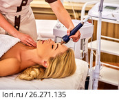 Ultrasonic facial treatment on ultrasound man face machine. Стоковое фото, фотограф Gennadiy Poznyakov / Фотобанк Лори