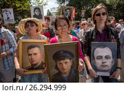 Участники акции-шествия "Бессмертный полк" держат портреты участников Великой Отечественной войны на центральной набережной города Ялты в День Победы 9 мая 2017 года, Республика Крым. Редакционное фото, фотограф Николай Винокуров / Фотобанк Лори