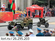 Автомобиль ГАЗ-67 буксирующий пушку. Советский военный полноприводный автомобиль с упрощённым открытым кузовом, имевшем вырезы вместо дверей. Парад Победы в городе Пятигорске, 9 мая 2017. Россия. Редакционное фото, фотограф Александр Степанов / Фотобанк Лори
