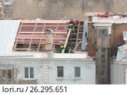 Установка нового стропила (2017 год). Редакционное фото, фотограф Сергей Ревич / Фотобанк Лори