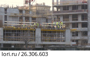 Construction site in the evening. The brigade makes the embedded elements of metal structures. Стоковое видео, видеограф Игорь Усачев / Фотобанк Лори
