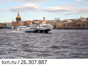 Теплоход "Метеор" движется по реке Неве, Санкт-Петербург (2017 год). Редакционное фото, фотограф V.Ivantsov / Фотобанк Лори