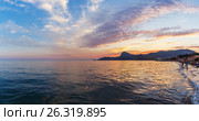 Пляж и горы в Судакской бухте на Черном море в Крыму на закате (2015 год). Редакционное фото, фотограф Дмитрий Тищенко / Фотобанк Лори
