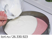 Cheesecake of cottage cheese and strawberries. Cooking process. Adding a gelling layer to the substrate. Стоковое фото, фотограф Vadzim Yakubovich / Фотобанк Лори