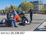 Небольшой самодеятельный оркестр на мосту Сен-Луи в Париже. Солнечный день в начале апреля. (2017 год). Редакционное фото, фотограф Сергей Рыбин / Фотобанк Лори