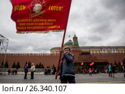 Пионер размахивает флагом пионерской организации на Красной площади города Москвы, Россия 21 мая 2017 года. Редакционное фото, фотограф Николай Винокуров / Фотобанк Лори