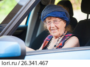 Бабушка автолюбитель. Стоковое фото, фотограф Гладских Татьяна / Фотобанк Лори
