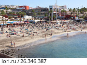 Пляж La Pinta около порта Puerto Colon в городе Коста Адехе (Costa Adeje), Тенерифе, Канарские острова, Испания (2015 год). Редакционное фото, фотограф Кекяляйнен Андрей / Фотобанк Лори
