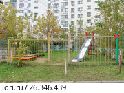 Nizhny Novgorod, Russia. - October 13.2016. Children's playground is fenced with a fence with a locked gate. Стоковое фото, фотограф Владимир Петров / Фотобанк Лори