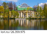 Таврический сад. Таврический дворец. Пруд. Санкт-Петербург (2017 год). Редакционное фото, фотограф Сергей Афанасьев / Фотобанк Лори