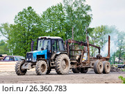 Tractor with trailer for transportation of logs. Стоковое фото, фотограф Никита Ковалёв / Фотобанк Лори