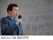 Иосиф Давыдович Кобзон поет на концерте по случаю Дня славянской письменности и культуры на Красной площади в Москве, Россия (2017 год). Редакционное фото, фотограф Николай Винокуров / Фотобанк Лори