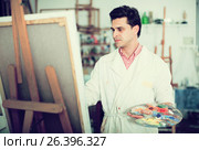 Male artist drawing in studio. Стоковое фото, фотограф Яков Филимонов / Фотобанк Лори