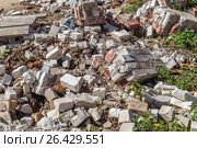 A pile of broken bricks and debris of various construction debris. Стоковое фото, фотограф Вадим Бочкарев / Фотобанк Лори